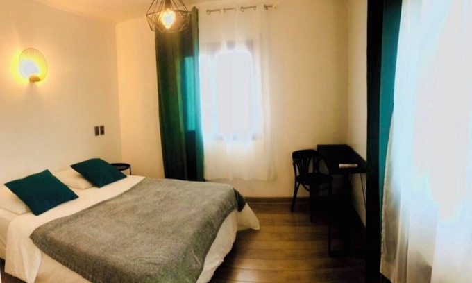 Pont-Saint-Esprit Bed & Breakfast | Beautiful spacious room and bar restaurant