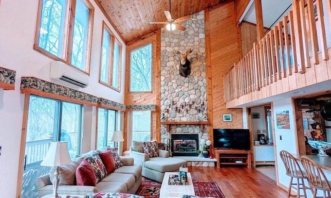 Bushkill Cabin | Beautiful, Spacious Poconos Cabin, Pool Table, 15 mins to Shawnee Ski mountains