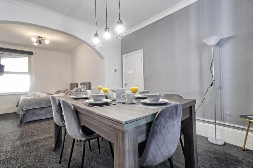 Southend-on-Sea House | Beautiful Spacious four bedroom house with parking for 2 cars, 5 minute walk to southend station