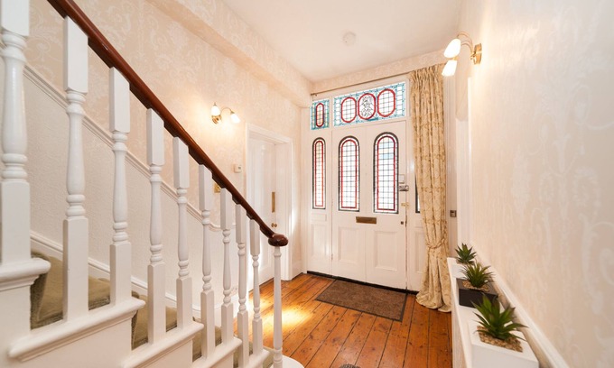 Northcote House | Beautiful Spacious 3 bedroom House in Battersea