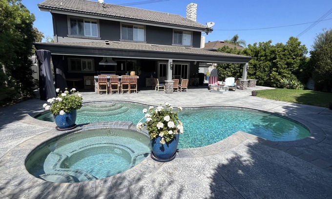 Orange House | Beautiful Spacious 4 Bdm home near Disney