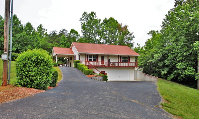 Monticello House | Beautiful, Spacious Home in Wooded Resort Area