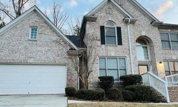 Cliftondale House | Beautiful Spacious Home In Atlanta with Content Area in a beautiful neighborhood