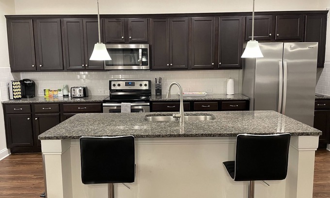 Lilburn House | Beautiful spacious Home W/Complimentary Bar&Snacks