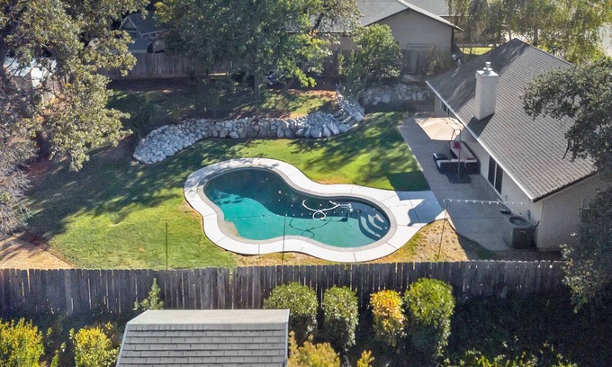 Redding House | BEAUTIFUL & SPACIOUS | HUGE BACKYARD | POOL | HAMMOCK | EV CHARGER | INDOOR FIRE