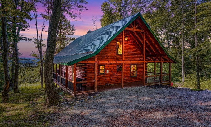 Carbon Hill Cabin | Beautiful ,spacious log cabin. Close to all the attractions in the Hocking Hills