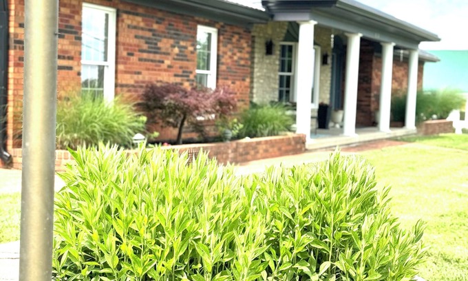 De Mossville House | Beautiful, spacious, country home. Close to The Ark! Hot-Tub! Pet-Friendly!