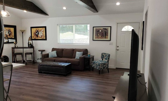 Studio City House | BEAUTIFUL SPACIOUS HOUSE W/HIGH CEILINGS, PATIOS & POOL