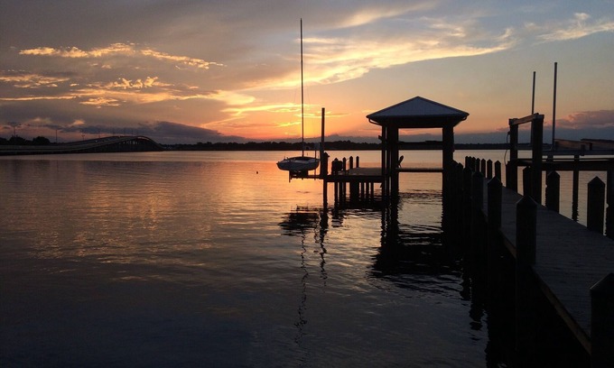 East Palatka House | Beautiful St. Johns River Home. Walk To Town-Bring Your Boat Or Jetski!