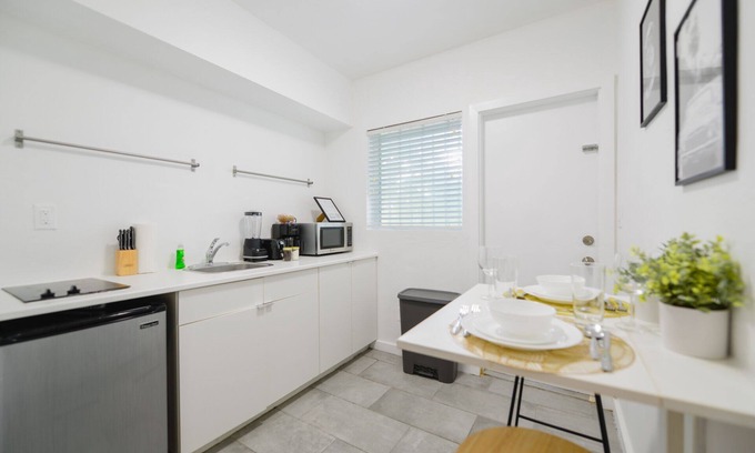 Northeast Miami Apartment | Beautiful Studio 15 min from the beach