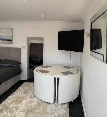 Milford Haven Apartment | Beautiful studio apartment