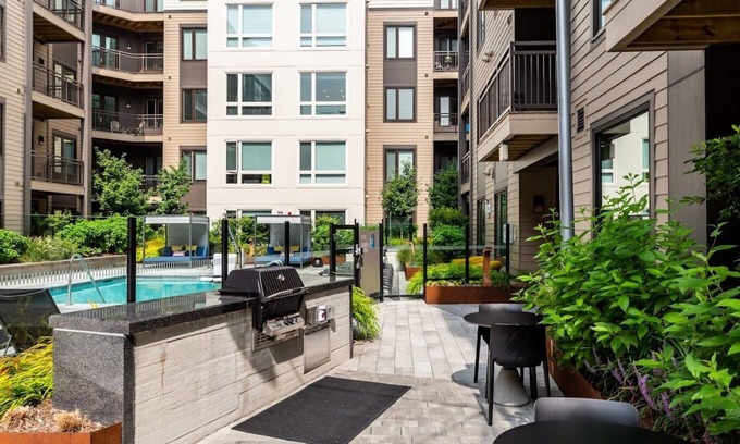Columbus Park - Andrew Square Apartment | Beautiful Studio, perfect for Meditation and Relaxation