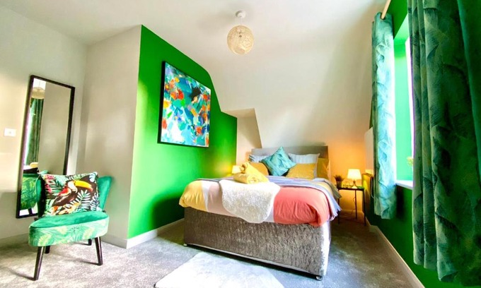 Westbourne Apartment | Beautiful Stylish 2 Bedroom Apartment! - 5 Minute Walk to the Best Beach! - Great Location - Parking - Fast WiFi - Smart TV - Newly decorated - sleeps up to 6! Close to Bournemouth & Poole Town Centre & Sandbanks