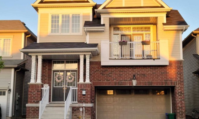 Thorold House | Beautiful Sunfilled spacious Modern Home