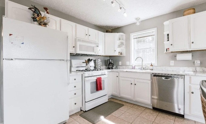 Tryon Ski Chalet | BEAUTIFUL SUPER CLEAN HOME W/ VIEWS NR TRYON INTL. EQUESTRIAN CENTER & WINERIES