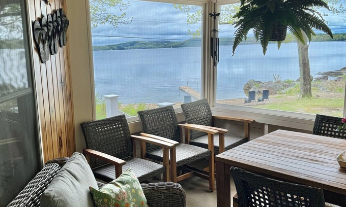 Frankfort Cottage | Beautiful Swan Lake Cottage