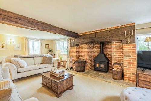 Swindon House | Beautiful thatched country 4 Bedroom Cottage