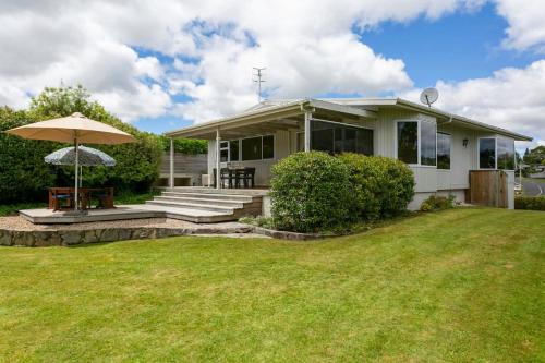 Taupo House | Beautiful Three Bedroom Home with Lake Views