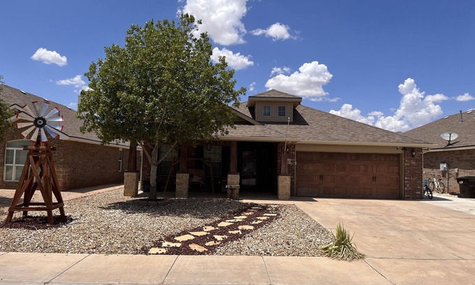 Midland House | Beautiful three bedroom home with a gym and huge TV’s! Pet and smoke free home!