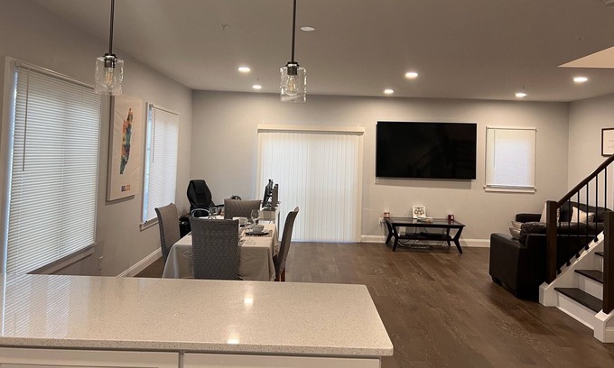Vauxhall House | Beautiful Townhouse 30 minutes from midtown NYC!