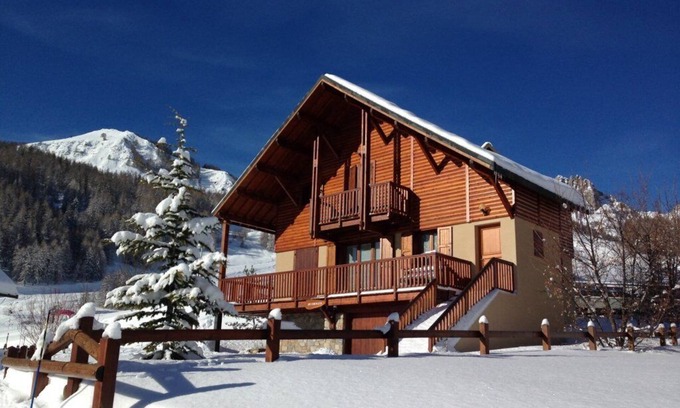 Reallon Ski Chalet | Beautiful traditional chalet sleeps 12 in the heart of Réallon resort