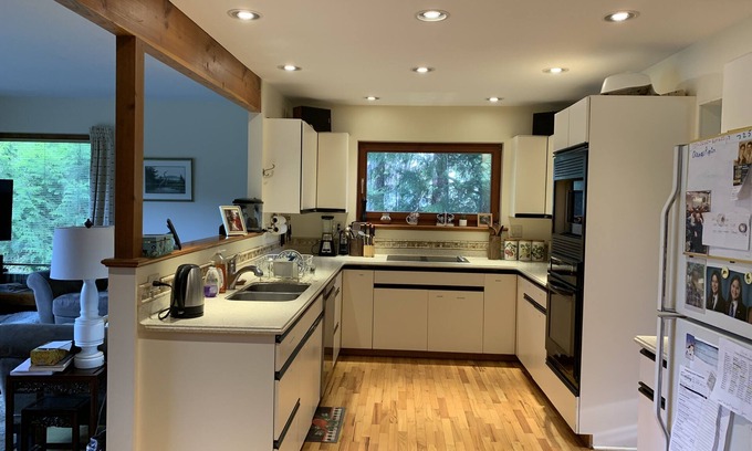 Chemainus House | Beautiful traditional family home and garden beside a lake