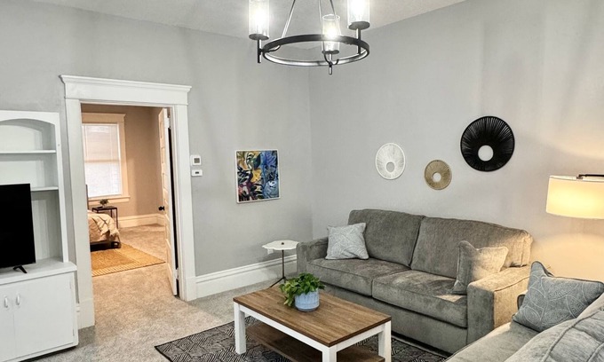 Olde Town Augusta Apartment | Beautiful Tree-Top Apartment Home with Expansive Two Bed, Two Bath En-suites.