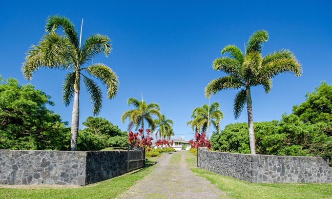 Pepeekeo House | BEAUTIFUL TROPICAL STYLE CUSTOM HOME WITH POOL