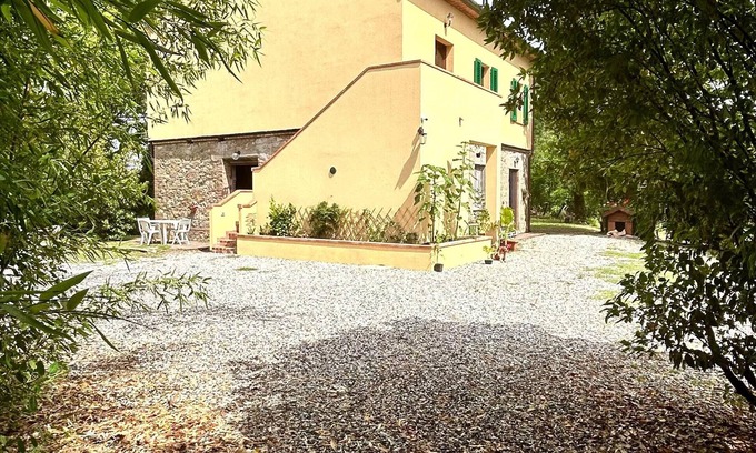 Canneto House | Beautiful Tuscan-style farmhouse surrounded by nature.