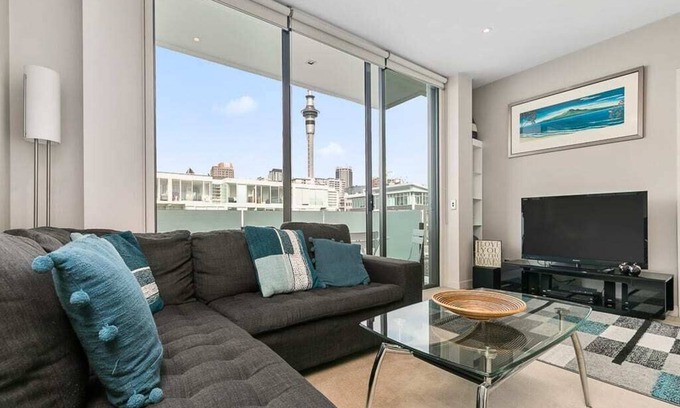Auckland Central Business District Apartment | Beautiful Two Bedroom - Pool, Gym & Free Parking!