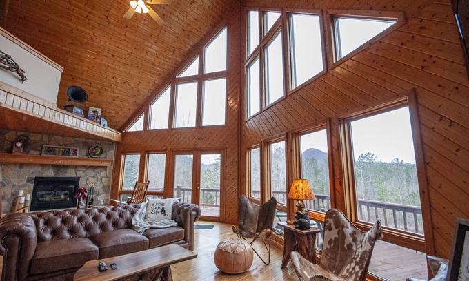 Young Harris Cabin | Beautiful Upscale 5 Bedroom Vacation Rental with Mountain Views Game Room