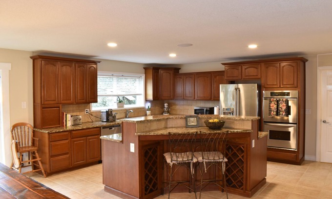 Gaston House | Beautiful Upstairs with Decks in Heart of Premiere Oregon Wine Country
