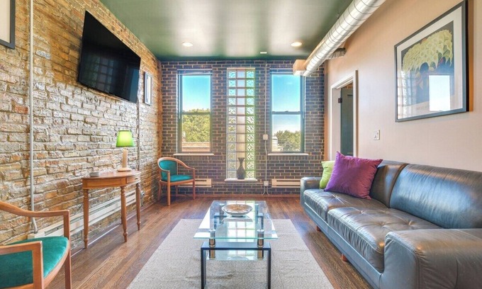Chicago Apartment | Beautiful Urban Loft Style Apt* Safe Secure* Great Location* 2 Bedrooms*