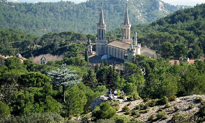 Aramon House | Beautiful vacation home in the charming village of Aramon, near Avignon and the Alpilles.