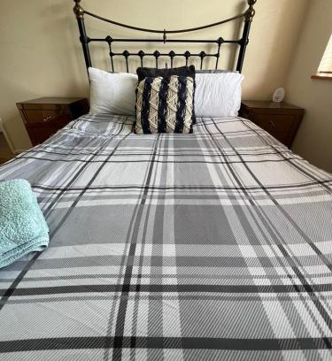 Bracknell House | Beautiful very large double bedroom