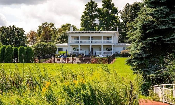 Williamson House | Beautiful Victorian Lake Front Estate