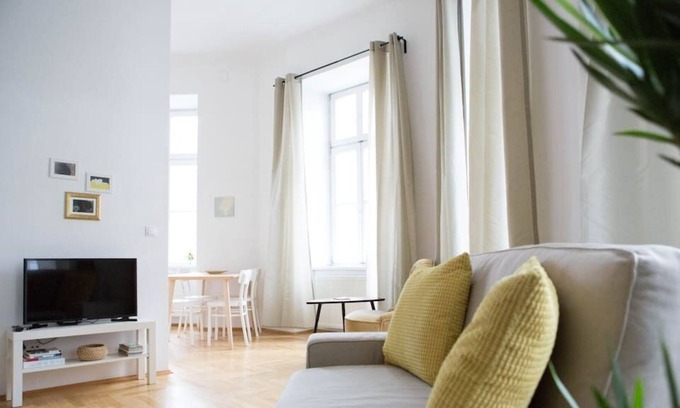 Roßau Apartment | Beautiful Viennese Apartment in City Center