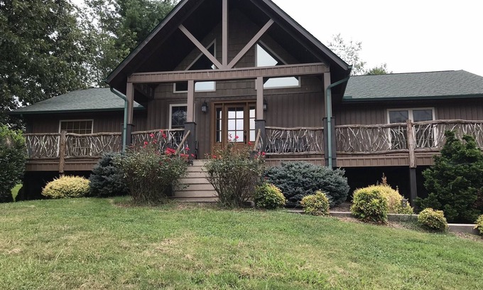 River Ridge House | Beautiful Views & Easy Access. 15 min to Waynesville and 30 Min to Asheville
