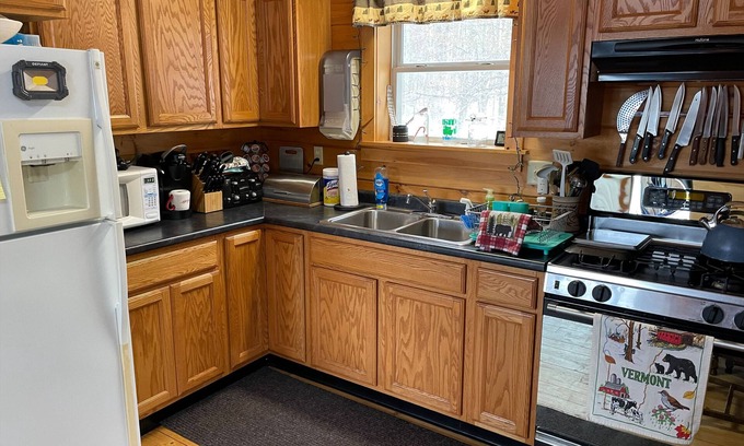 Eastern Vermont House | Beautiful views. Sleeps 6. Nearby stores & restaurants 20 Mins to Stowe.