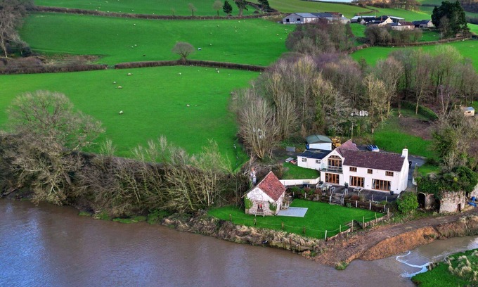 Westleigh House | Beautiful villa for 8 guests with WIFI, terrace and parking