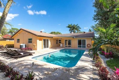 Boca Raton House | Beautiful Villa 4 BD 3 BA with Heated Private Pool, Close to Beach
