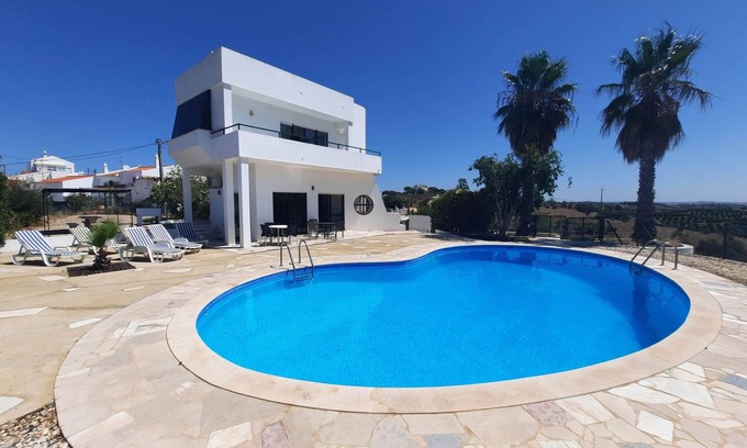 Pedra Arrancada Villa | Beautiful Villa, Air-Con, Large Private Pool, Close to the Beach.