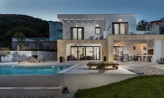 Bregi Villa | Beautiful Villa Askim Prestige