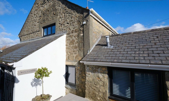 Goldsithney House | Beautiful villa for 4 guests with WIFI, TV, pets allowed and parking