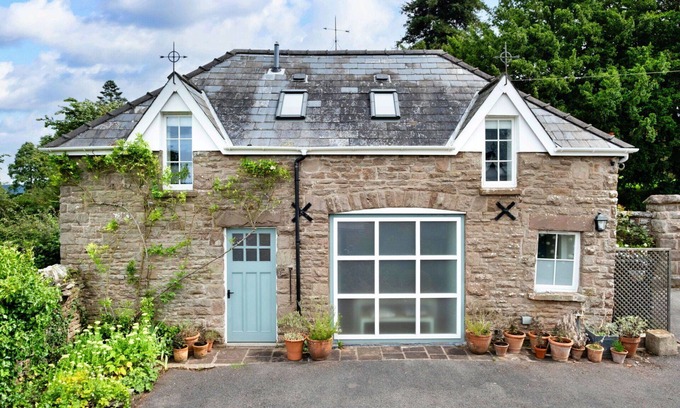 Monmouth House | Beautiful villa for 4 guests with WIFI, pets allowed and parking