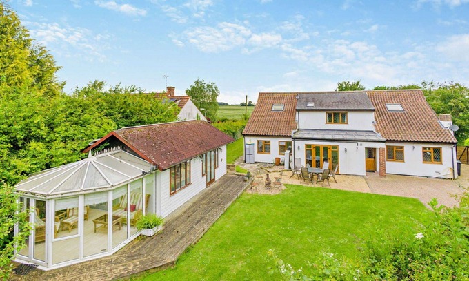Horseheath House | Beautiful villa for 12 people with WIFI and pets allowed