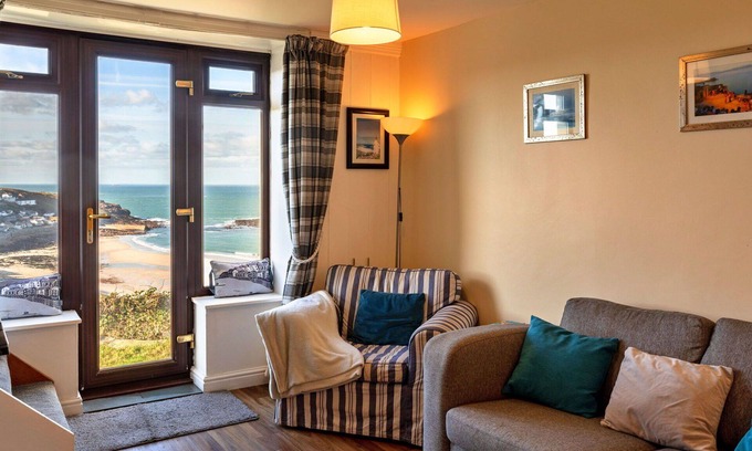 Sennen Cove House | Beautiful villa for 3 guests with WIFI, pets allowed and parking