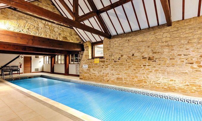 Craven Arms House | Beautiful villa for 4 guests with pool, WIFI and parking