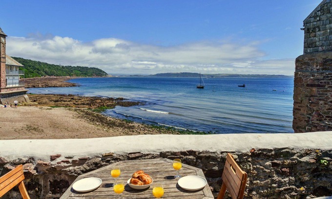 Kingsand House | Beautiful villa for 6 guests with WIFI, terrace, pets allowed and parking