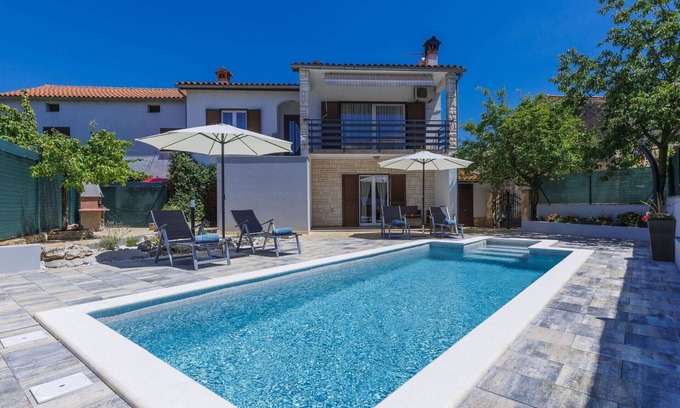 Sajini House | Beautiful villa for 6 guests with WIFI, private pool, A/C, TV, terrace and parking